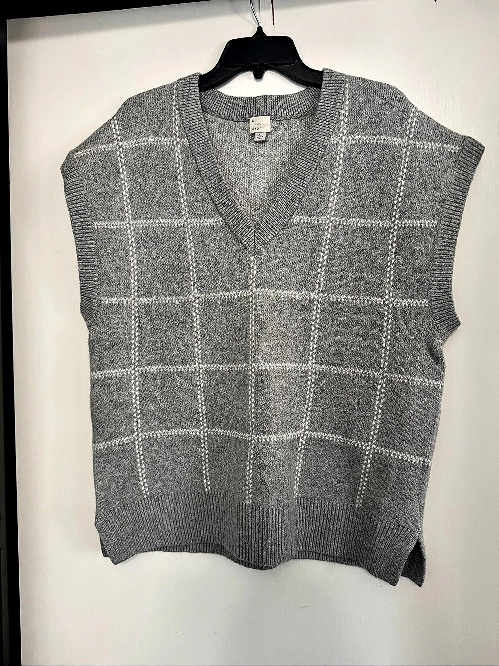 a new day Gray Checkered V-Neck Sweater Vest Size XL